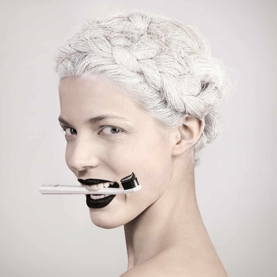 CURAPROX_WhiteIsBlack_girl