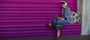 Voyager_8200_Lifestyle_White_Purple_Wall_06JUN17_screen_rgb